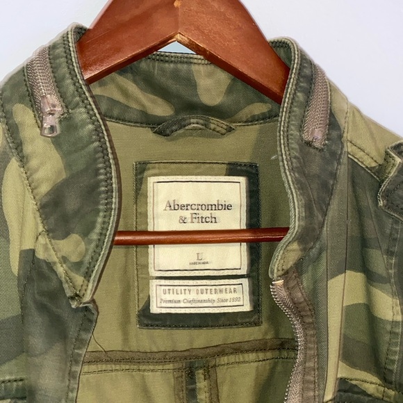 Abercrombie ladies jacket, camo, large. Like New. - Picture 2 of 6